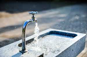 Home Kraan waaruit water loopt met informatie over wat niet door de afvoer heen mag