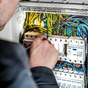 Elektricien van installatiebedrijf in Barneveld aan het werk met elektrotechnische installaties