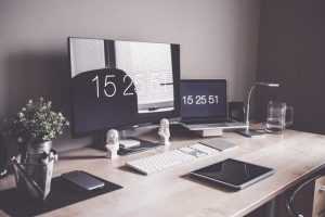 Home Ergonomisch ingericht thuiskantoor met ondersteunende stoel, bureau en moderne raamdecoratie voor optimale productiviteit
