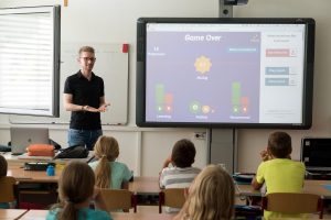 Home Infographic over vacatures onderwijs Zuid-Limburg met focus op technologie, diversiteit en innovatie in het onderwijslandscha