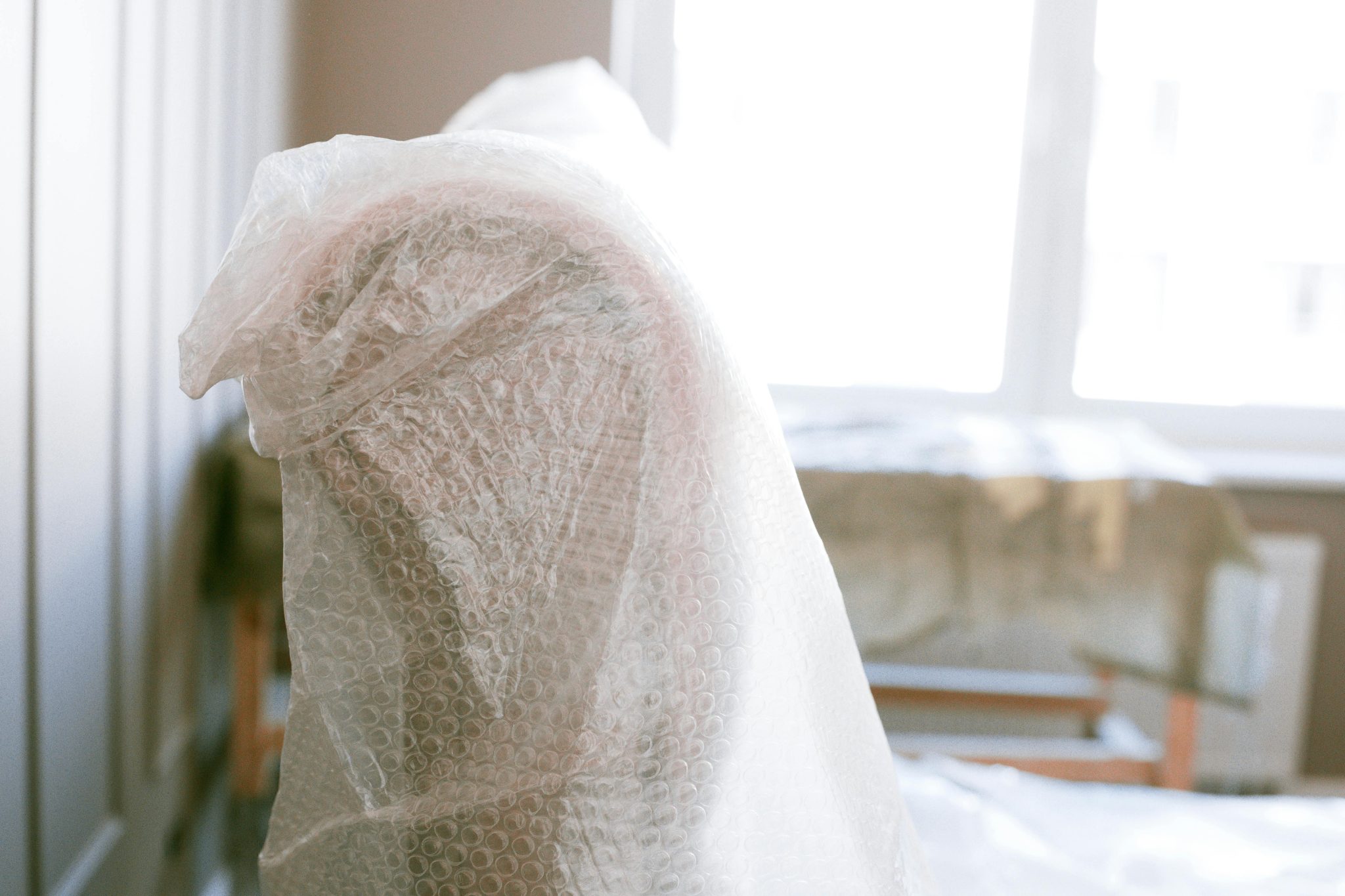 Proper verpakte breekbare spullen met bubble wrap en dozen voor veilige verhuizing