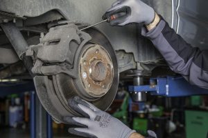 Gecertificeerde monteur voert APK keuring in Barendrecht uit met volledige voertuiginspectie
