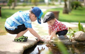 Home Kindercoach begeleidt kind tijdens sessie met aandacht voor emotionele ondersteuning en persoonlijke ontwikkeling